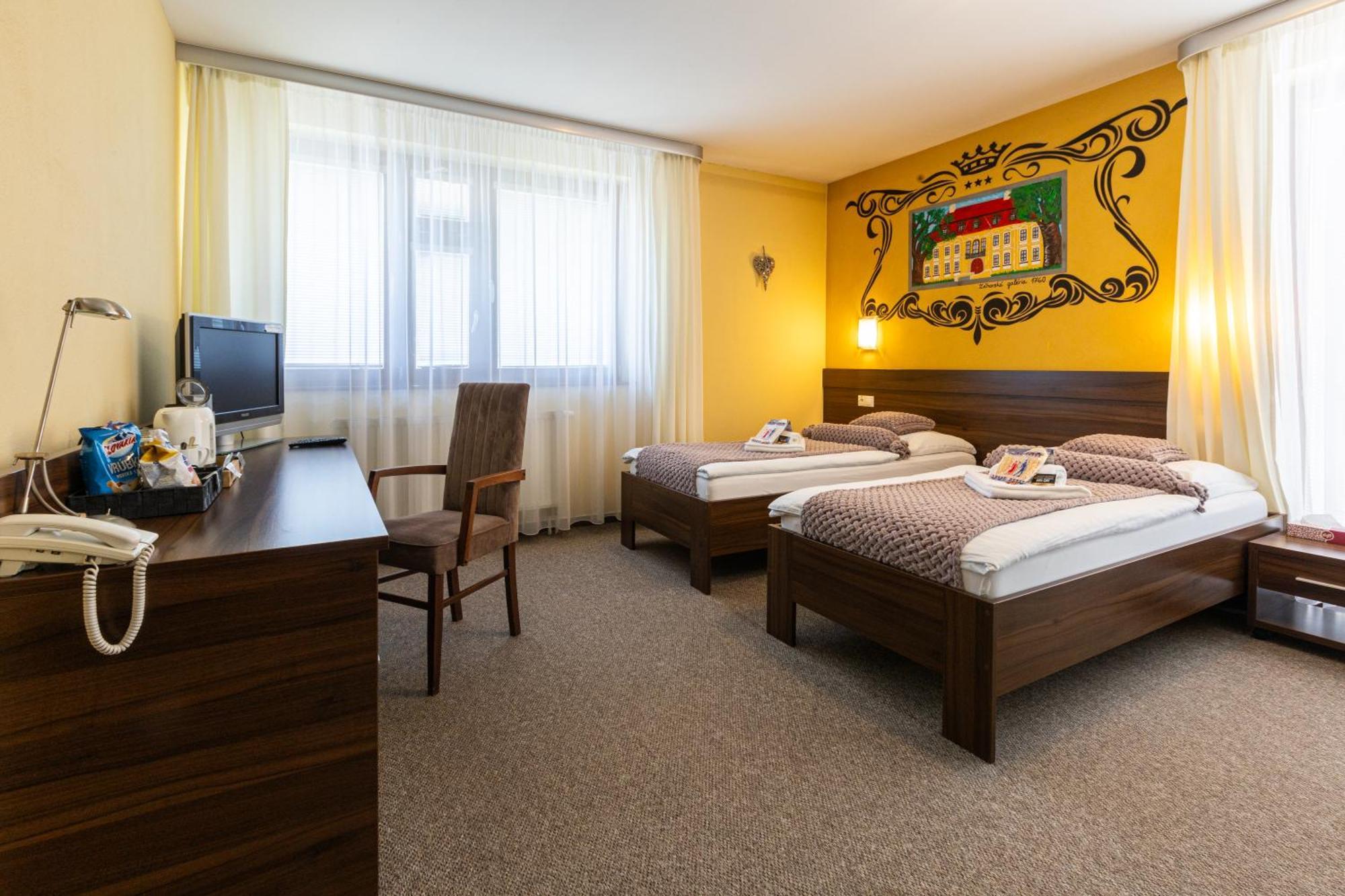 Grand Hotel Senica, Garni ภายนอก รูปภาพ