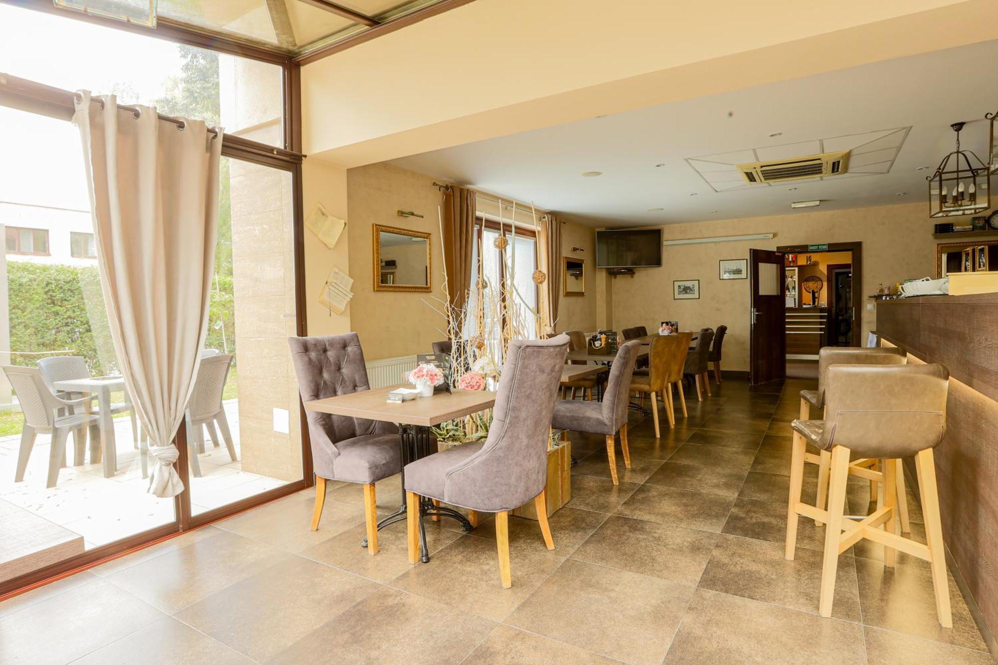 Grand Hotel Senica, Garni ภายนอก รูปภาพ