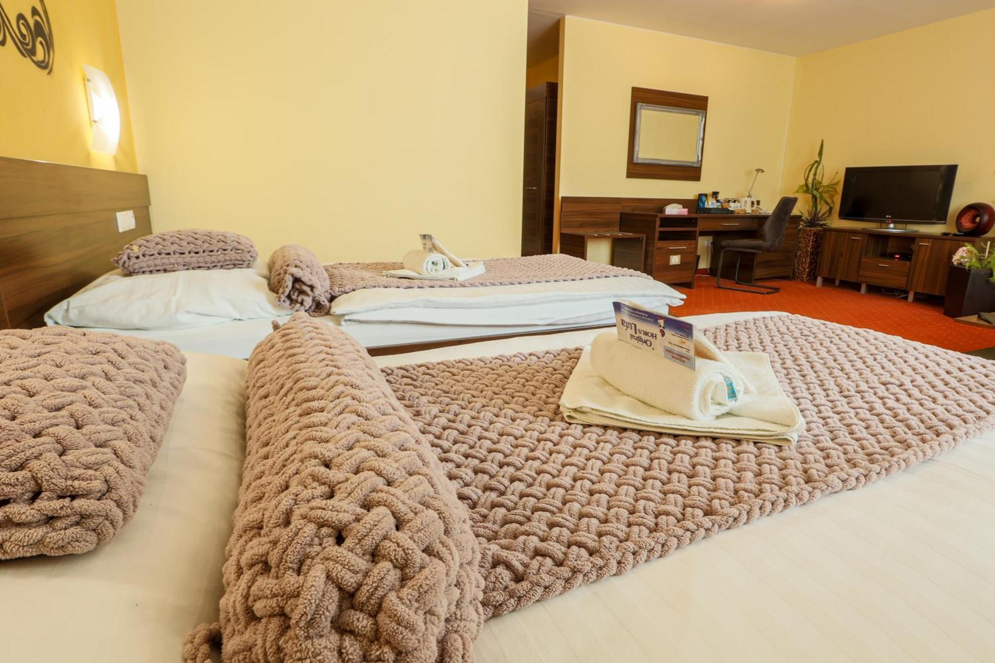 Grand Hotel Senica, Garni ภายนอก รูปภาพ