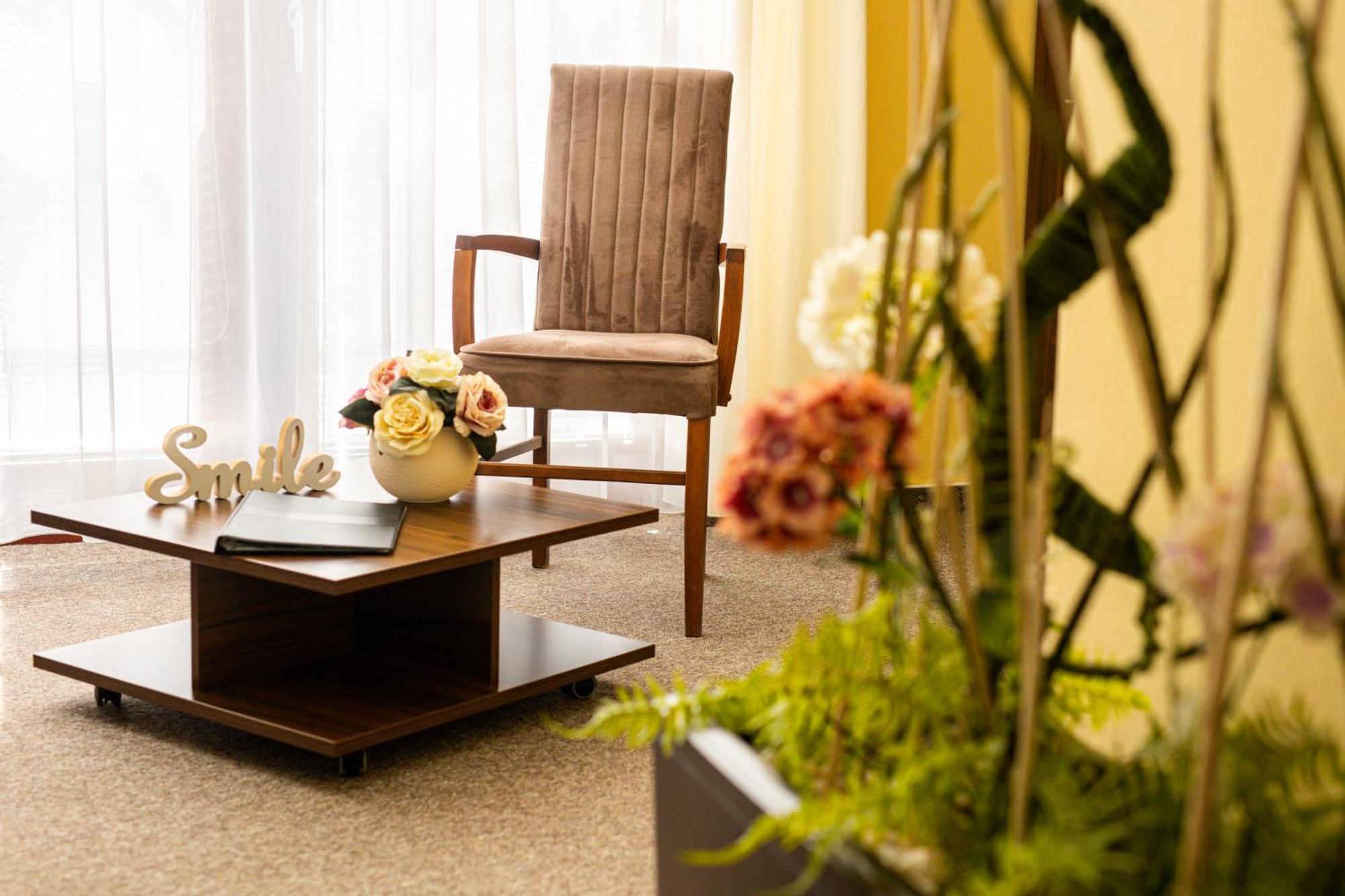 Grand Hotel Senica, Garni ภายนอก รูปภาพ