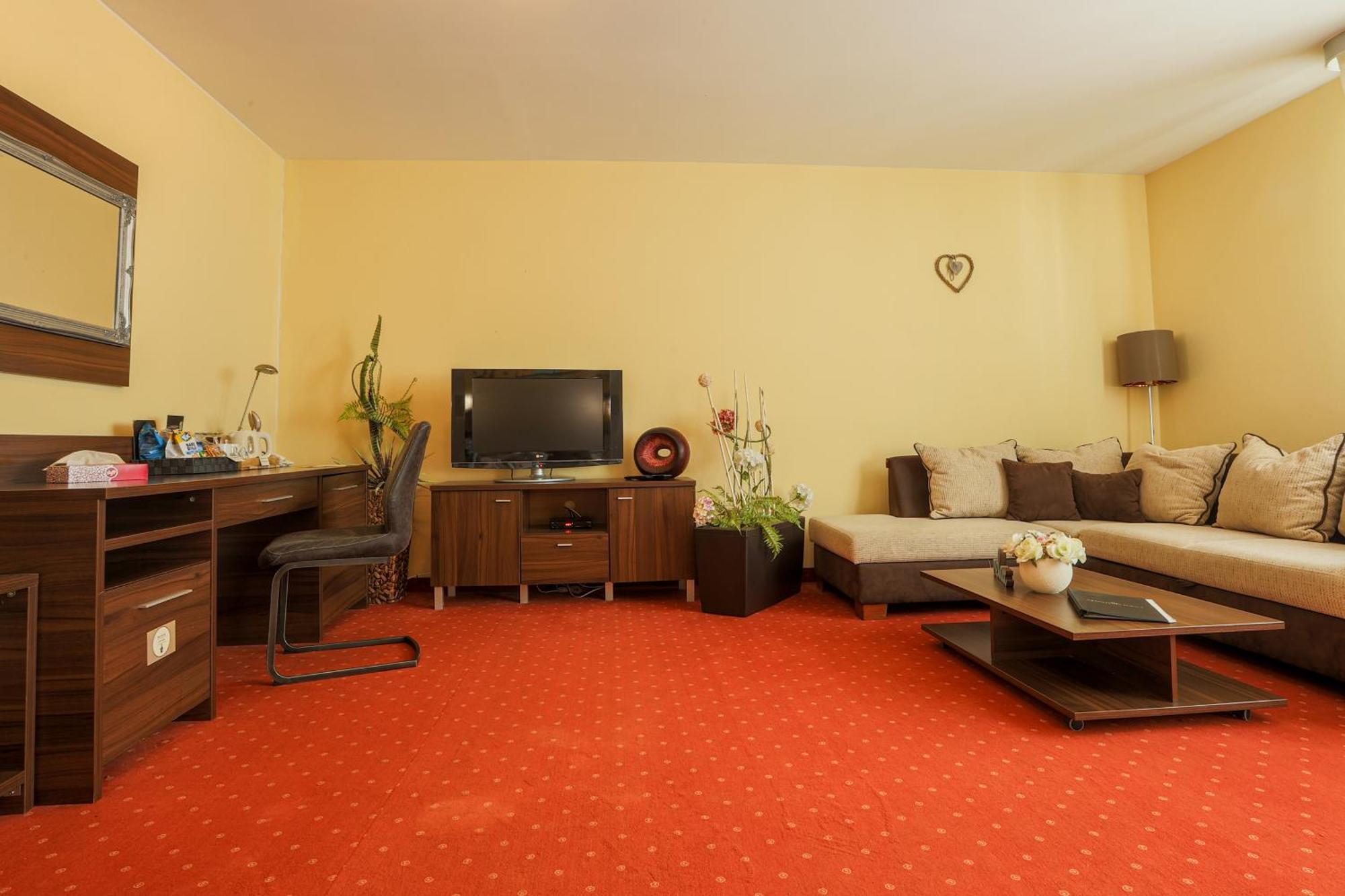 Grand Hotel Senica, Garni ภายนอก รูปภาพ