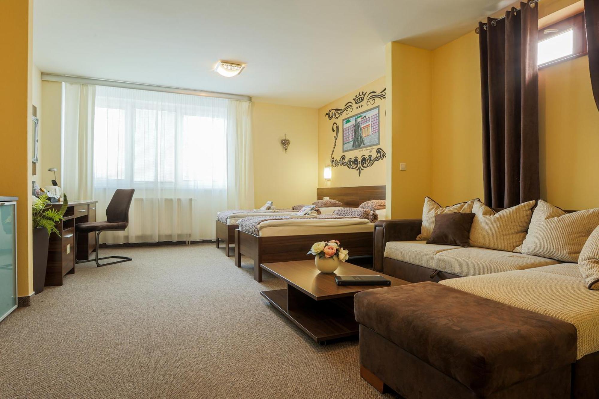 Grand Hotel Senica, Garni ภายนอก รูปภาพ