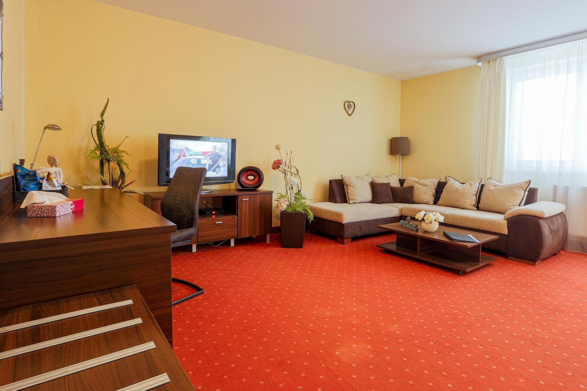 Grand Hotel Senica, Garni ภายนอก รูปภาพ