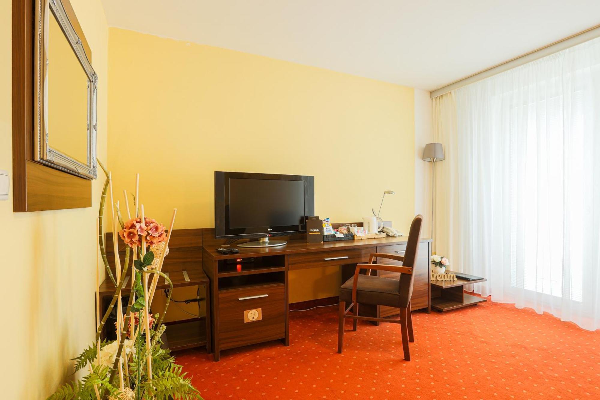 Grand Hotel Senica, Garni ภายนอก รูปภาพ