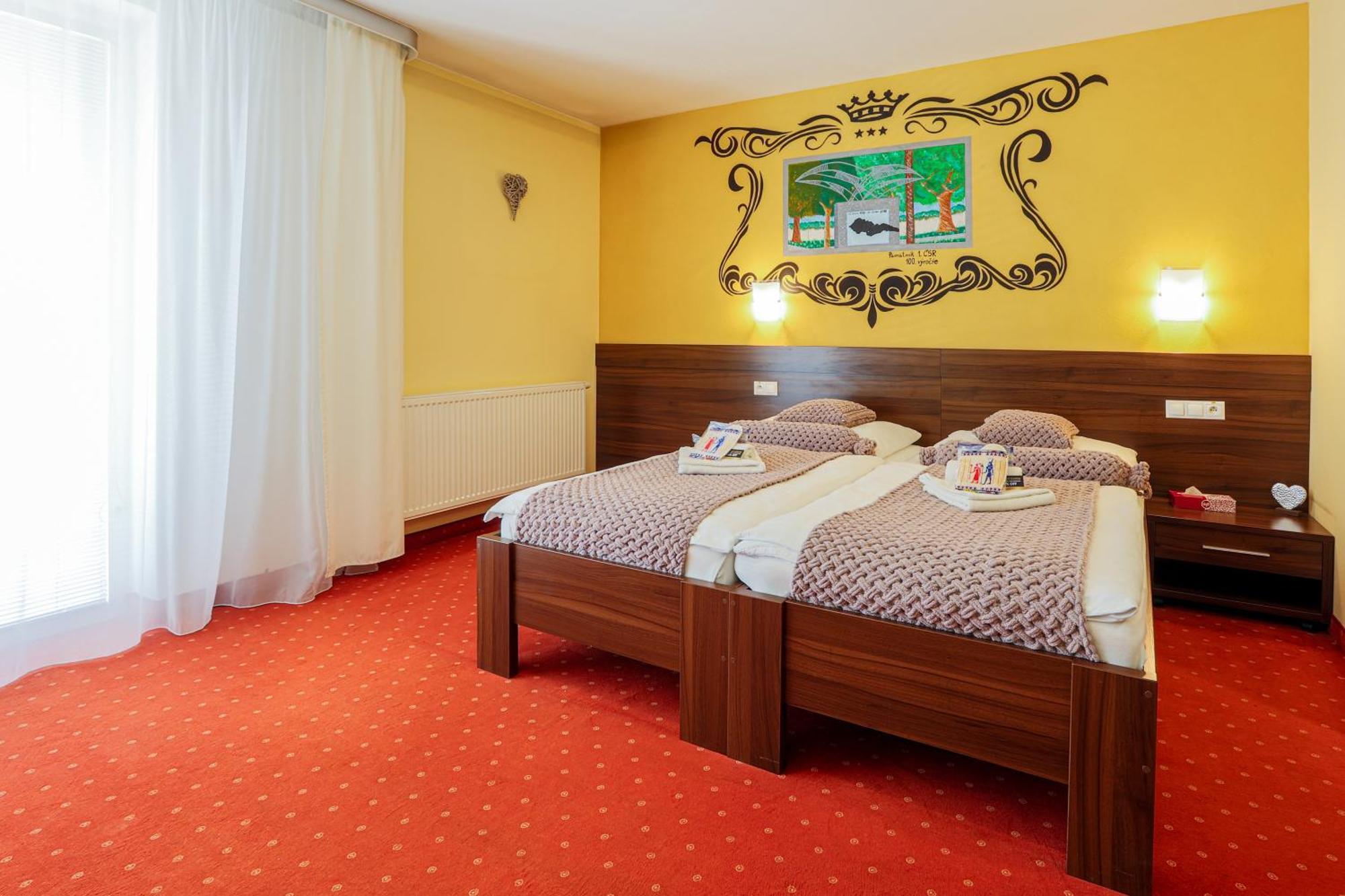 Grand Hotel Senica, Garni ภายนอก รูปภาพ
