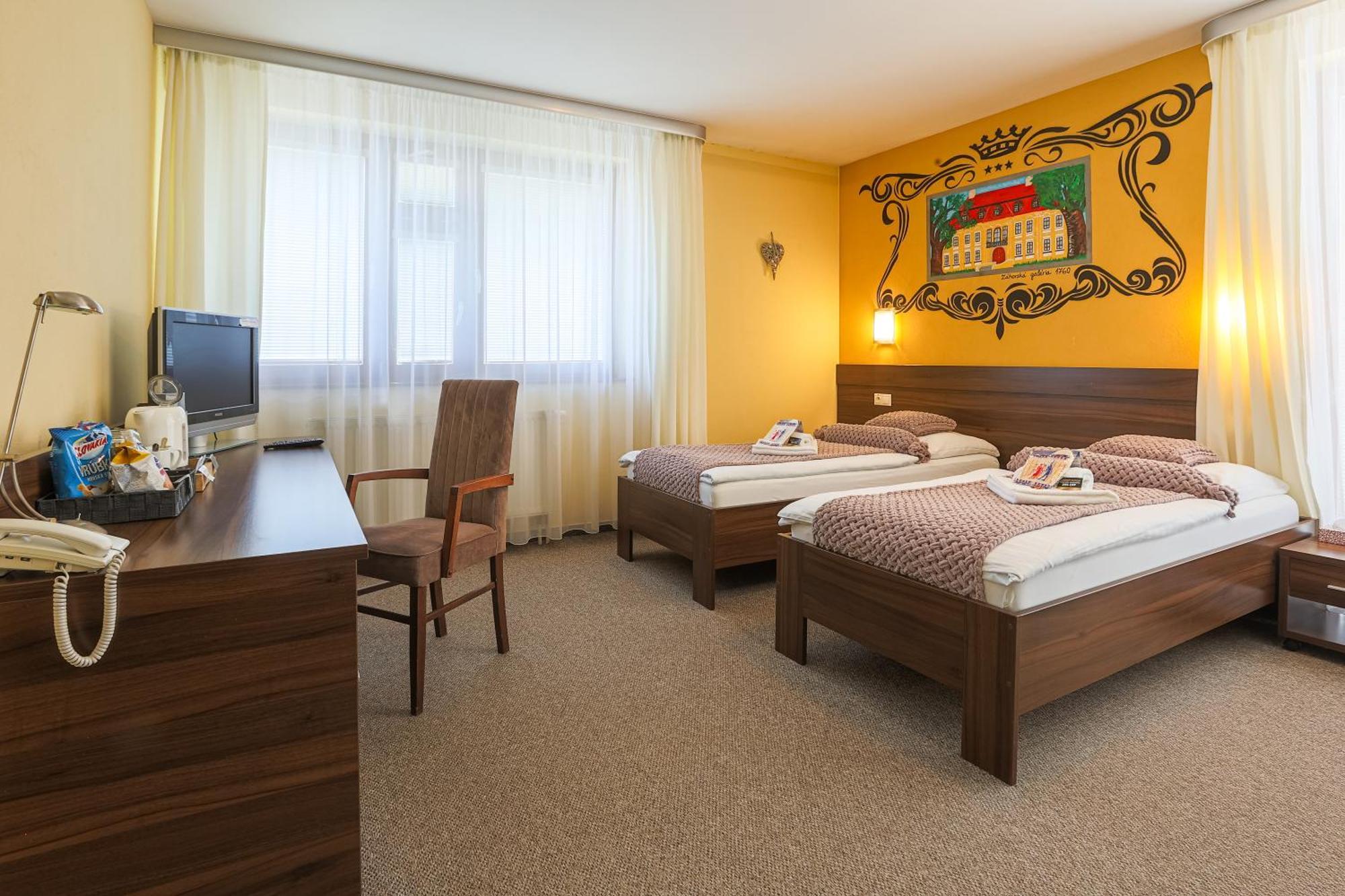 Grand Hotel Senica, Garni ภายนอก รูปภาพ