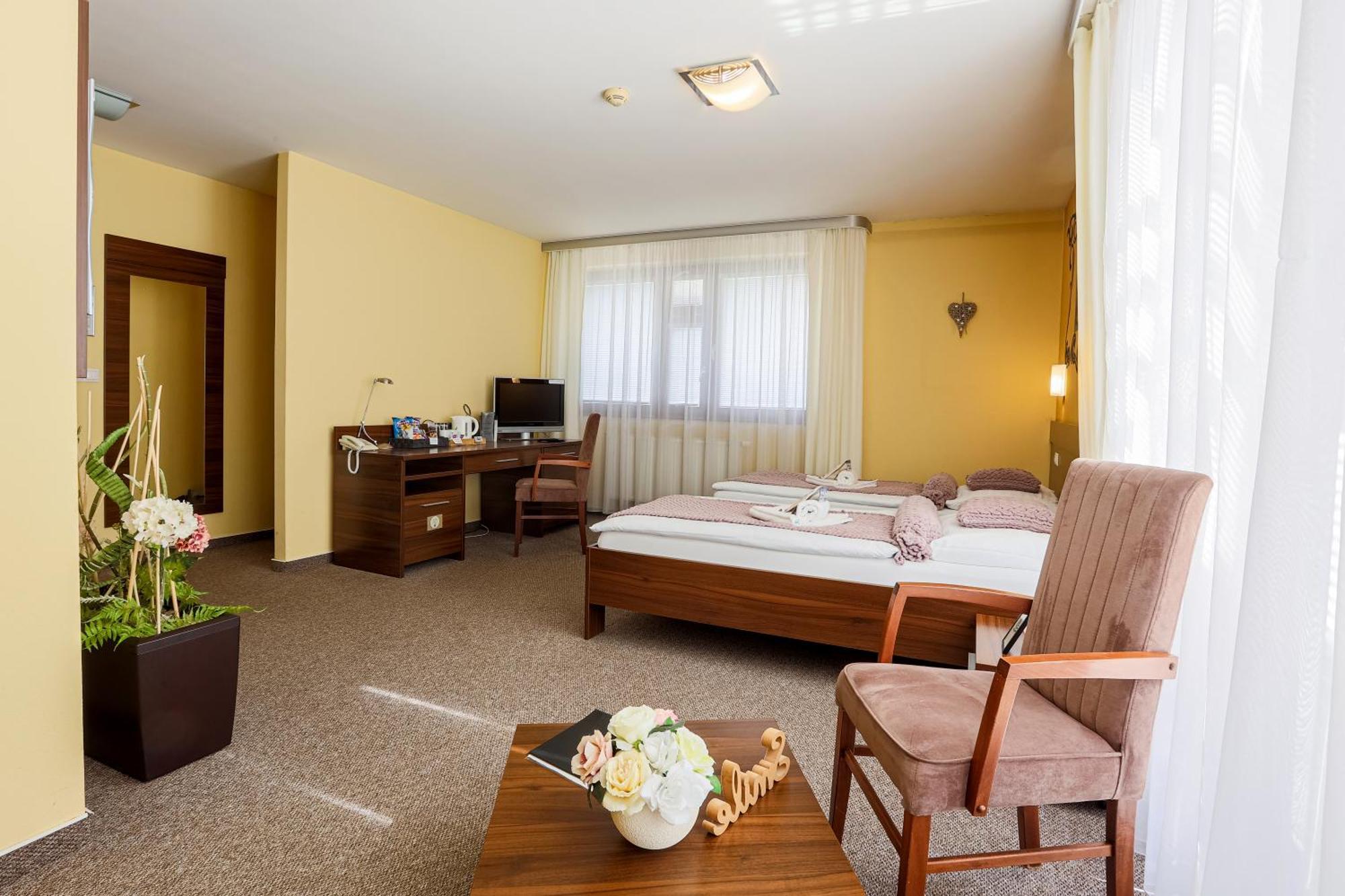 Grand Hotel Senica, Garni ภายนอก รูปภาพ